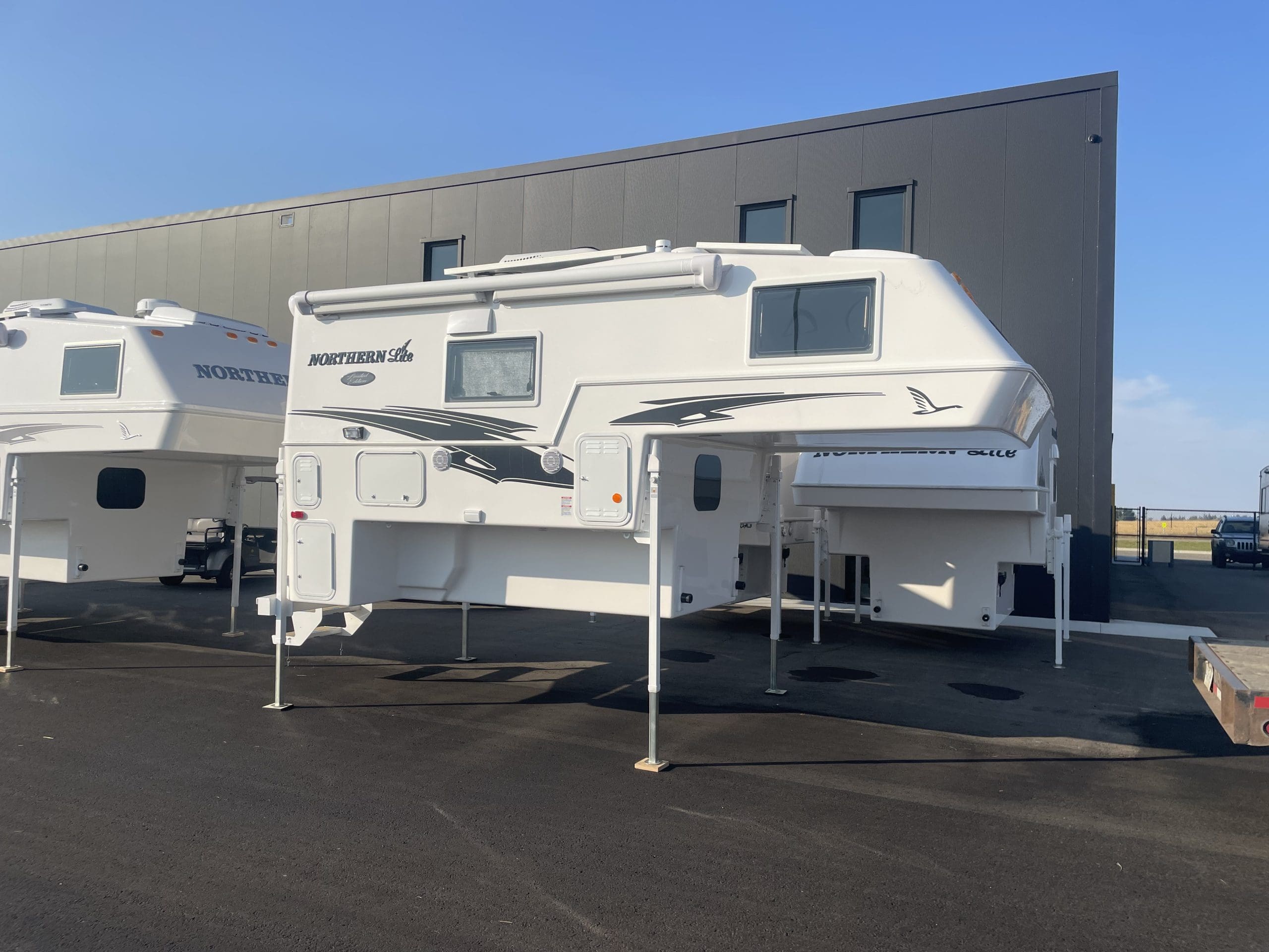 2026 NORTHERN LITE 8-11 EX WET BATH LE