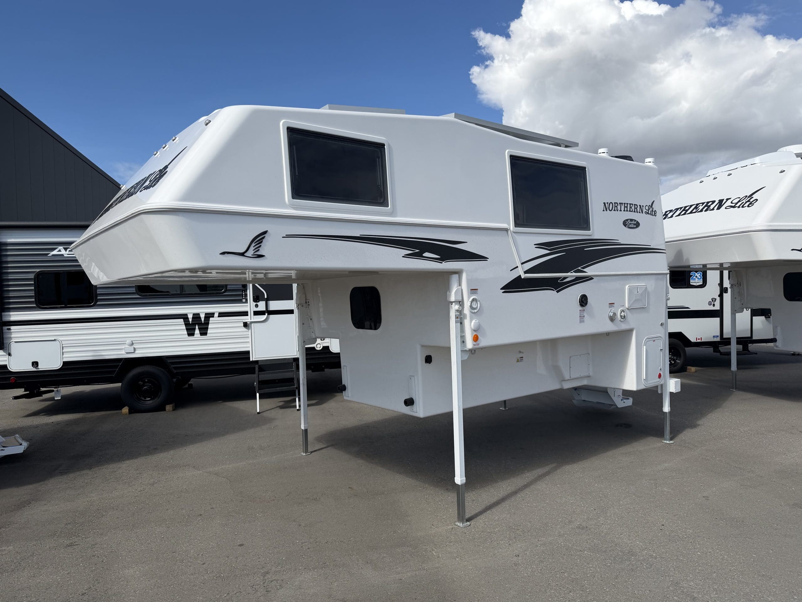 2027 NORTHERN LITE 8-11 EX WB LE